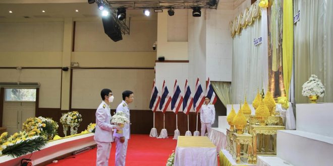 คณะเทคโนโลยีอุตสาหกรรม มร.ลป. ร่วมพิธีวางพานพุ่มถวายเครื่องราชสักการะ แด่พระบาทสมเด็จพระบรมชนกาธิเบศร มหาภูมิพลอดุลยเดชมหาราช บรมนาถบพิตร เนื่องใน วันมาตรฐานฝีมือแรงงานแห่งชาติ