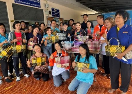 โครงการพัฒนาคุณภาพชีวิตฯ (พื้นที่บ้านศรีดอนชัย หมู่ 5 ต.ต้นธงชัย อ.เมือง จ.ลำปาง) อบรมเชิงปฏิบัติการ เรื่องการพัฒนาทักษะอาชีพการทำกระเป๋าพลาสติกสาน
